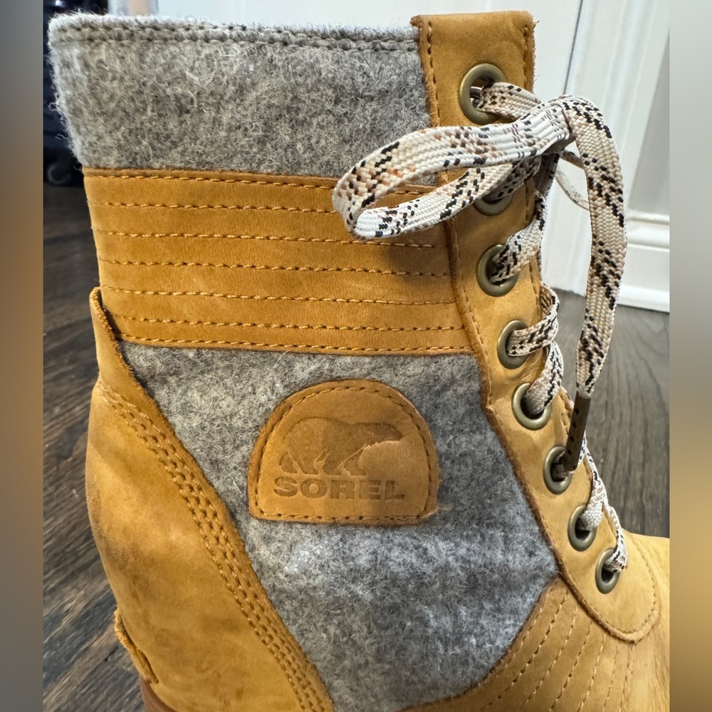 Sorel • LEXIE Wedge Felt Waterproof Ankle Boot in Camel (8) - Picture 4 of 9